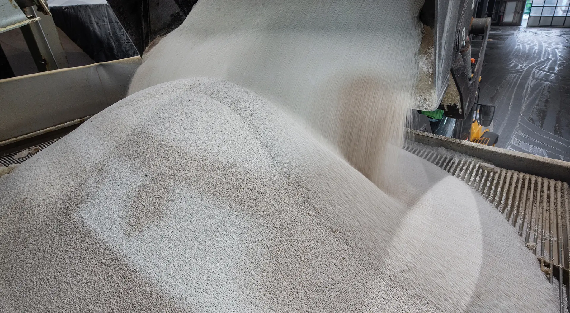 Fertiliser and chemicals application